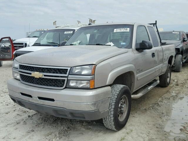 1GCHC29224E387928 - 2004 CHEVROLET SILVERADO GOLD photo 2