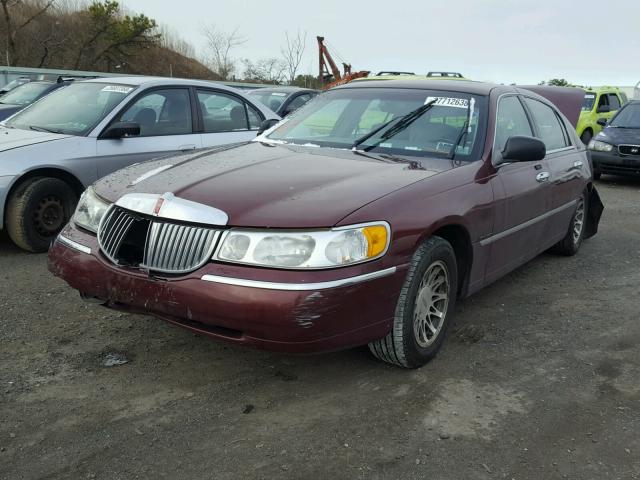 1LNHM82W92Y614603 - 2002 LINCOLN TOWN CAR S RED photo 2