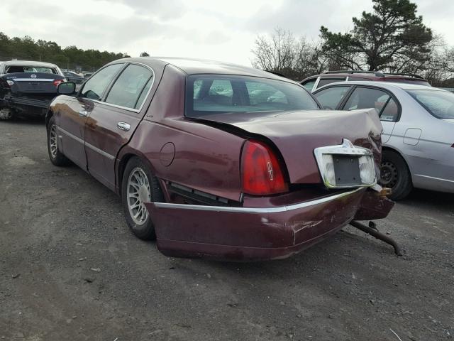 1LNHM82W92Y614603 - 2002 LINCOLN TOWN CAR S RED photo 3