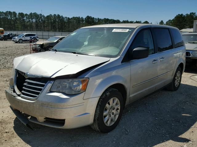 2A4RR4DE9AR155609 - 2010 CHRYSLER TOWN & COU SILVER photo 2