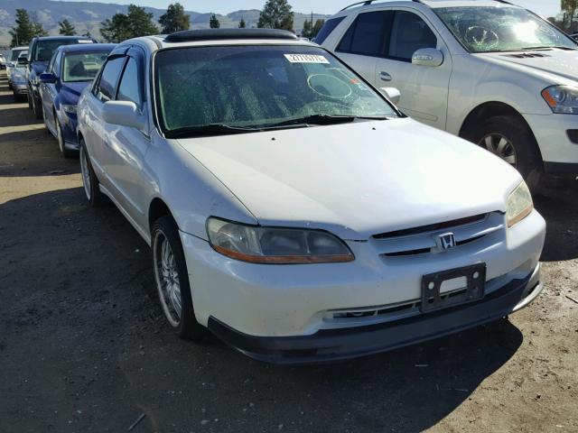 1HGCG6671WA196146 - 1998 HONDA ACCORD EX WHITE photo 1