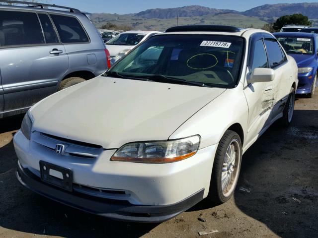 1HGCG6671WA196146 - 1998 HONDA ACCORD EX WHITE photo 2