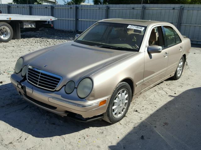 WDBJF65J81B325037 - 2001 MERCEDES-BENZ E 320 GOLD photo 2