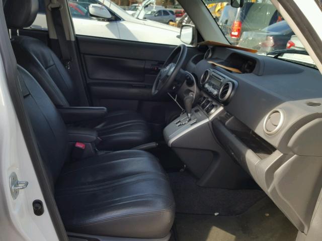 JTLKE50E491076979 - 2009 TOYOTA SCION XB WHITE photo 5