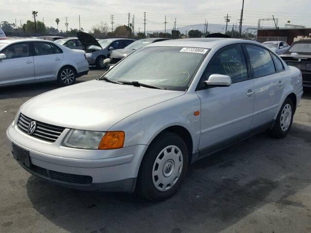 WVWMA63B5WE333319 - 1998 VOLKSWAGEN PASSAT GLS SILVER photo 2