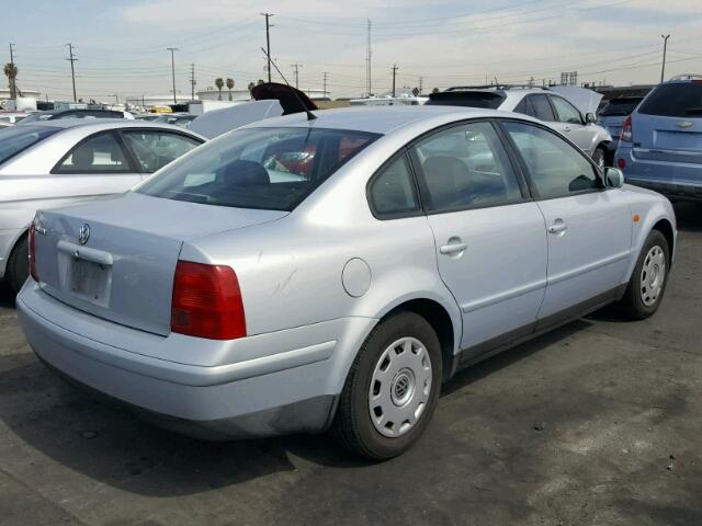 WVWMA63B5WE333319 - 1998 VOLKSWAGEN PASSAT GLS SILVER photo 4