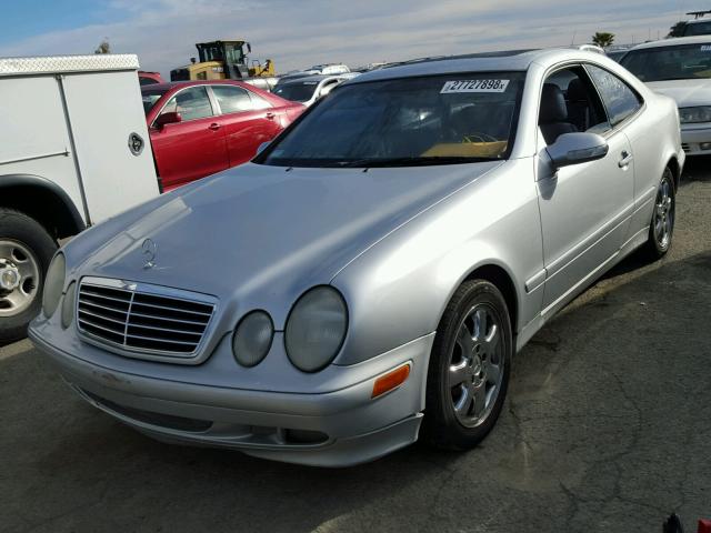 WDBLJ65GXYF122925 - 2000 MERCEDES-BENZ CLK 320 SILVER photo 2