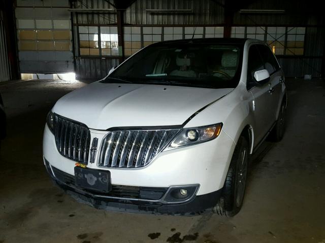 2LMDJ6JKXDBL15555 - 2013 LINCOLN MKX WHITE photo 2