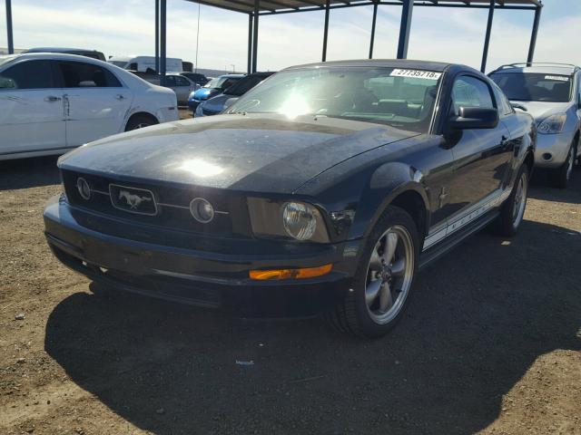 1ZVFT80N365175038 - 2006 FORD MUSTANG BLACK photo 2