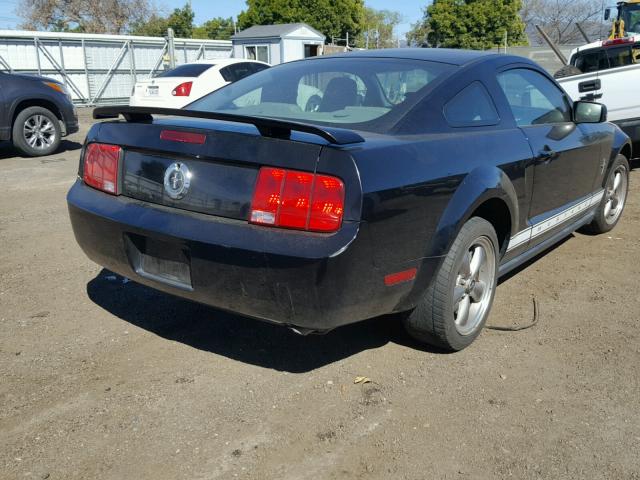 1ZVFT80N365175038 - 2006 FORD MUSTANG BLACK photo 4