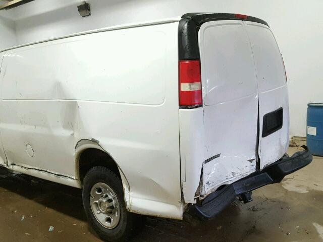 1GCGG25C681172161 - 2008 CHEVROLET EXPRESS G2 WHITE photo 9