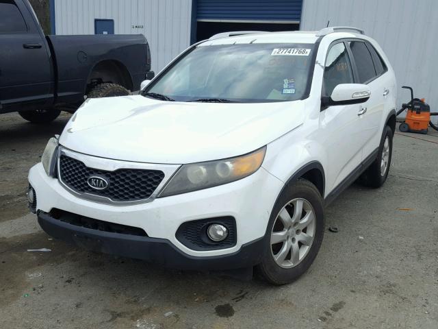 5XYKT3A19BG009494 - 2011 KIA SORENTO BA WHITE photo 2