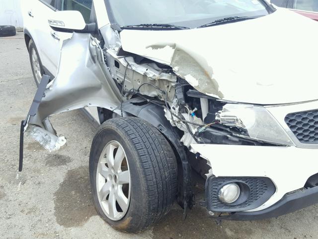 5XYKT3A19BG009494 - 2011 KIA SORENTO BA WHITE photo 9