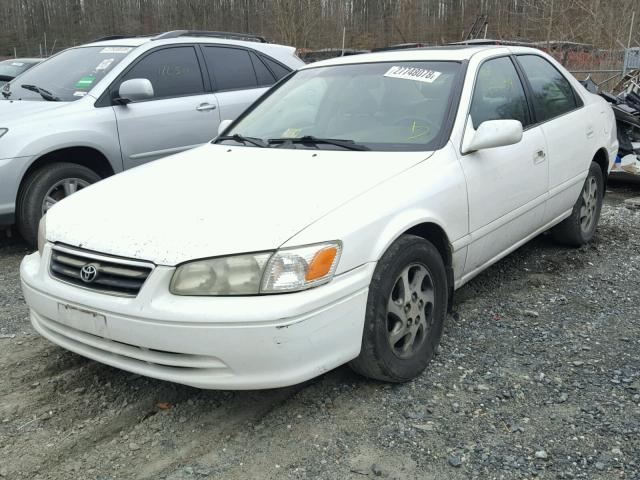 4T1BF28K5YU946295 - 2000 TOYOTA CAMRY LE WHITE photo 2