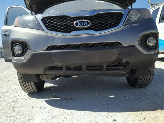 5XYKT3A14BG138579 - 2011 KIA SORENTO BA GRAY photo 9