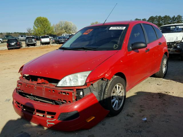 3FAFP37N25R103121 - 2005 FORD FOCUS ZX5 RED photo 2