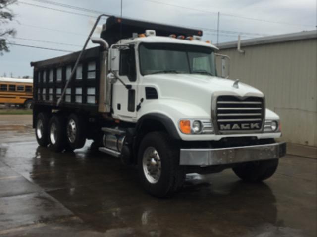 1M2AG11C34M011163 - 2004 MACK 700 CV700 WHITE photo 2