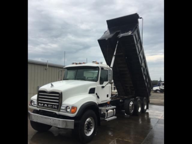 1M2AG11C34M011163 - 2004 MACK 700 CV700 WHITE photo 9