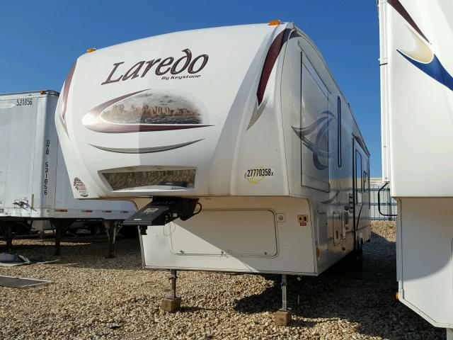 4YDF31829BE600970 - 2011 KEYSTONE LAREDO WHITE photo 2