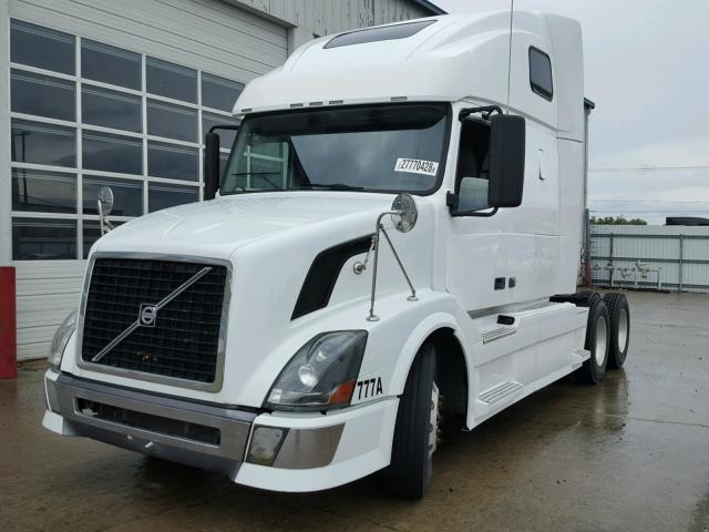 4V4NC9TG0AN288170 - 2010 VOLVO VN VNL WHITE photo 2