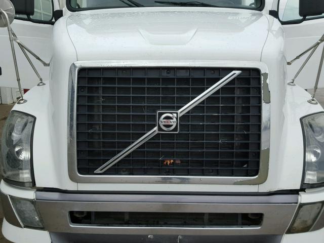 4V4NC9TG0AN288170 - 2010 VOLVO VN VNL WHITE photo 7