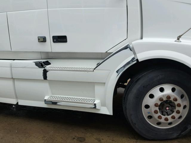 4V4NC9TG0AN288170 - 2010 VOLVO VN VNL WHITE photo 9