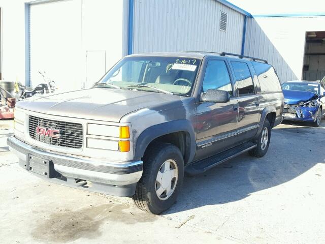 3GKFK16R8WG502294 - 1998 GMC SUBURBAN K TAN photo 2