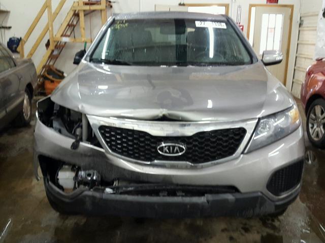 5XYKT3A17BG015729 - 2011 KIA SORENTO BA SILVER photo 9