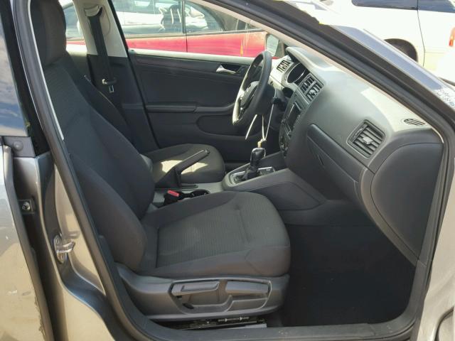 3VW2K7AJ8FM421714 - 2015 VOLKSWAGEN JETTA BASE 灰色 照片 5