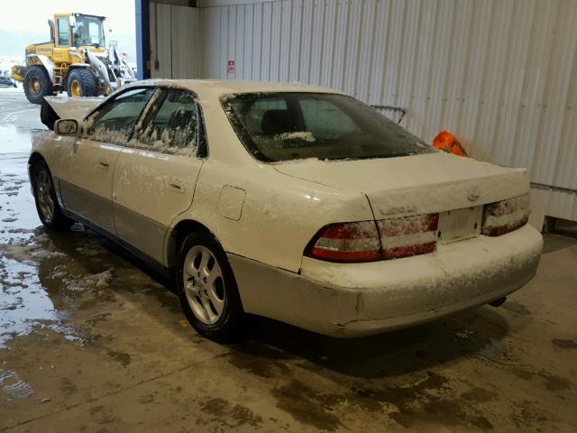 JT8BF28GX10337277 - 2001 LEXUS ES 300 WHITE photo 3