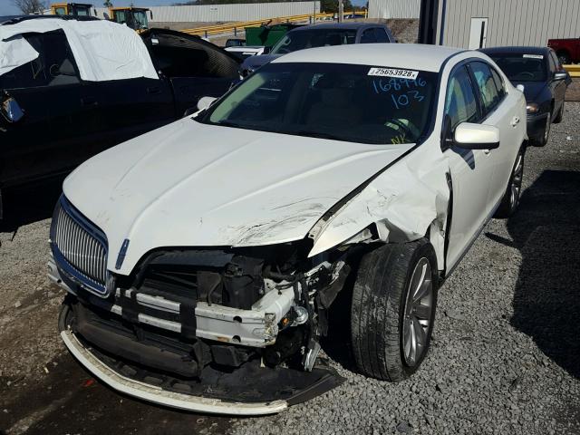 1LNHL9DK8DG606438 - 2013 LINCOLN MKS WHITE photo 2