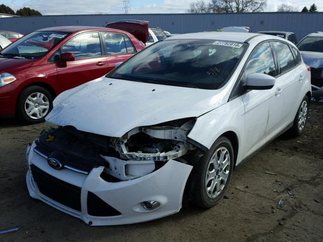 1FAHP3K22CL232929 - 2012 FORD FOCUS SE WHITE photo 2