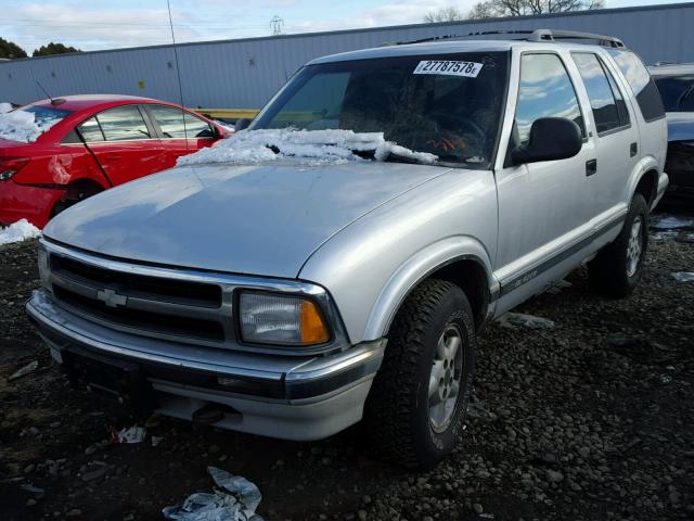 1GNDT13W3V2246039 - 1997 CHEVROLET BLAZER SILVER photo 2