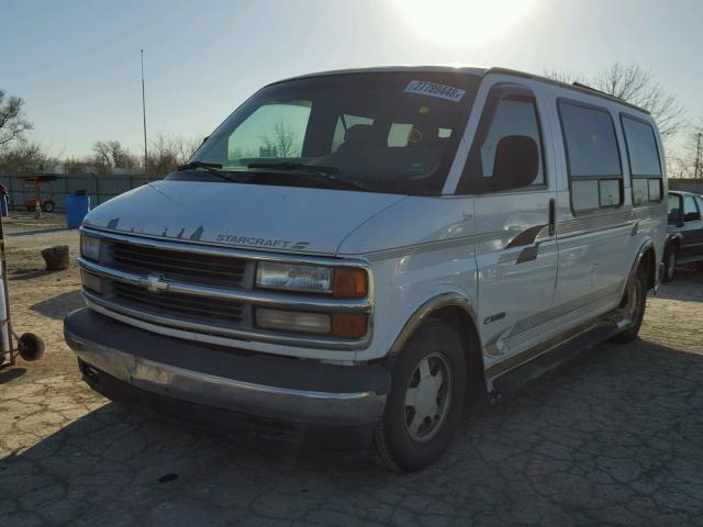 1GBFG15R8W1106593 - 1998 CHEVROLET EXPRESS G1 WHITE photo 2