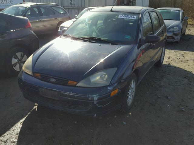 3FAHP373X3R183255 - 2003 FORD FOCUS ZX5 BLUE photo 2