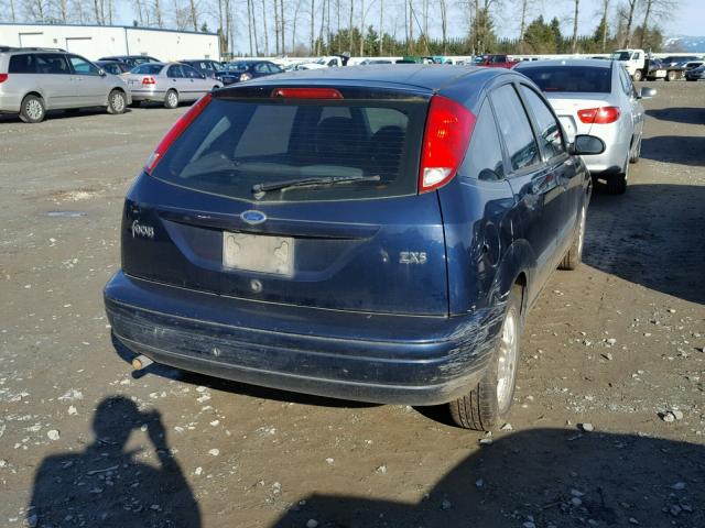 3FAHP373X3R183255 - 2003 FORD FOCUS ZX5 BLUE photo 4