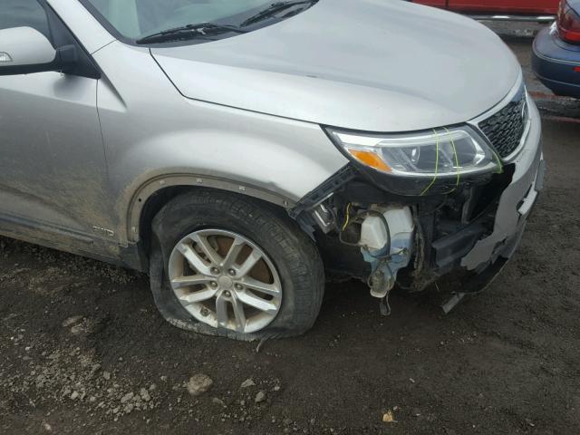 5XYKTCA69EG524012 - 2014 KIA SORENTO LX SILVER photo 9