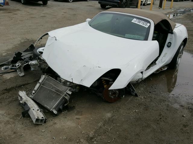 1G2MB35B07Y107122 - 2007 PONTIAC SOLSTICE WHITE photo 2