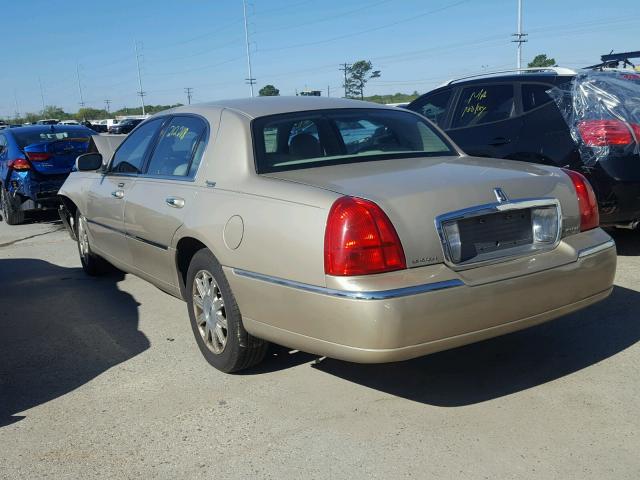 2LNHM82V99X602260 - 2009 LINCOLN TOWN CAR S GOLD photo 3