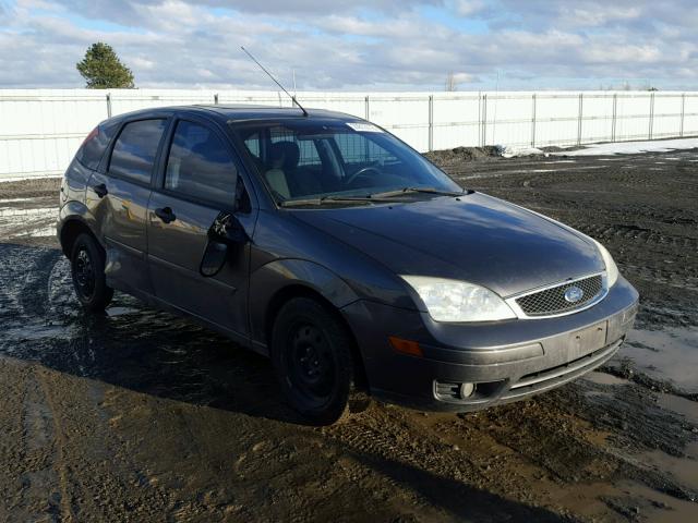 3FAHP37N15R130075 - 2005 FORD FOCUS ZX5 GRAY photo 1