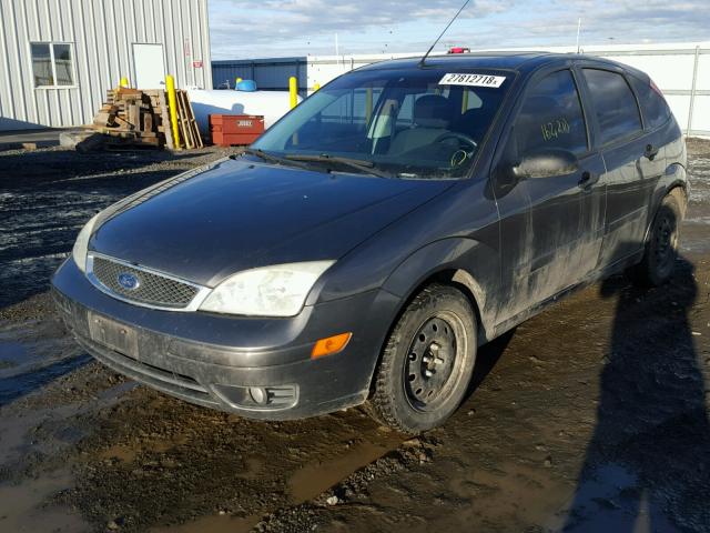 3FAHP37N15R130075 - 2005 FORD FOCUS ZX5 GRAY photo 2