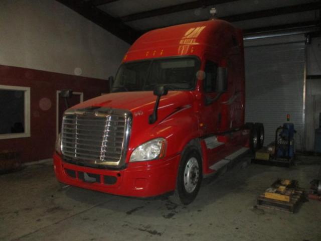 1FUJGLDR4CSBF7945 - 2012 FREIGHTLINER CASCADIA 1 RED photo 2