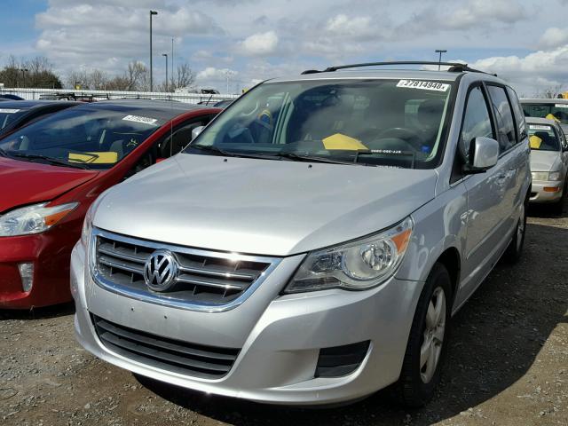 2V8HW34169R543821 - 2009 VOLKSWAGEN ROUTAN SE SILVER photo 2