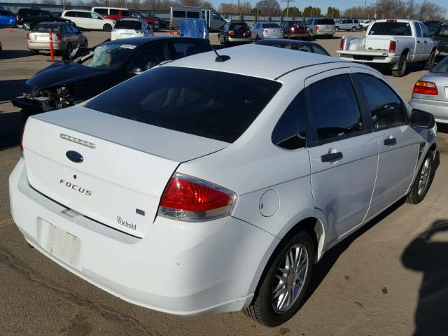 1FAHP35N98W148456 - 2008 FORD FOCUS SE WHITE photo 4