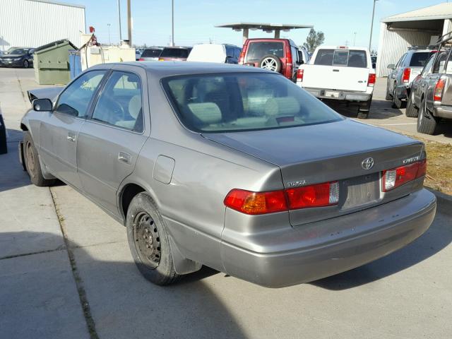 JT2BG22K4Y0463164 - 2000 TOYOTA CAMRY CE SILVER photo 3