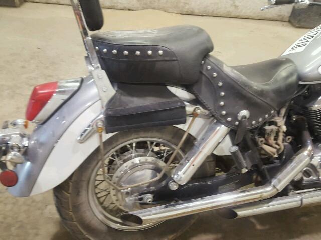 JH2RC44641K502673 - 2001 HONDA VT750 CD2 WHITE photo 9