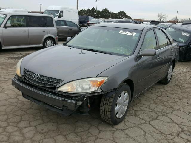 JTDBE32K220063680 - 2002 TOYOTA CAMRY LE GRAY photo 2