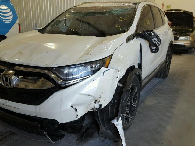 2HKRW2H96JH625625 - 2018 HONDA CR-V TOURI WHITE photo 9