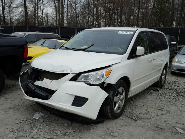 2V4RW3D17AR195392 - 2010 VOLKSWAGEN ROUTAN SE WHITE photo 2