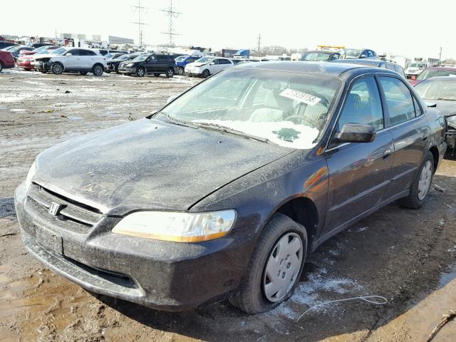 1HGCG1640WA023100 - 1998 HONDA ACCORD LX PURPLE photo 2